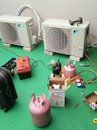 Perbaikan unit outdoor AC oleh teknisi handal