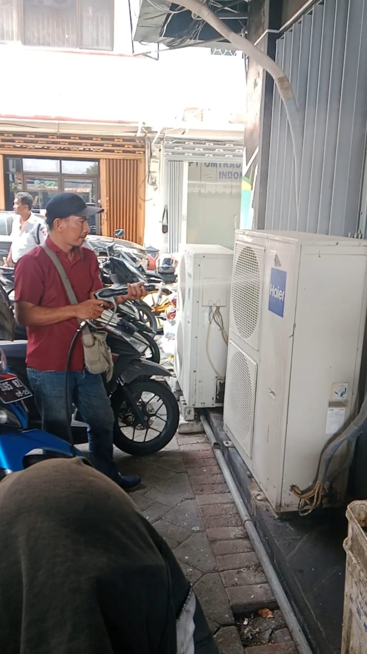 Pemasangan unit AC Split oleh teknisi Sinar Jaya AC